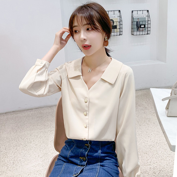 Стилна дамска риза с шпиц деколте и копчета