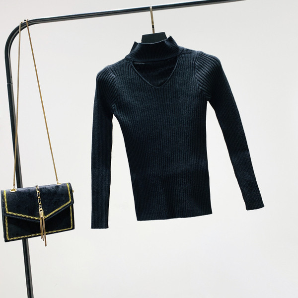 Pulover de damă modern cu guler înalt și părți decupate