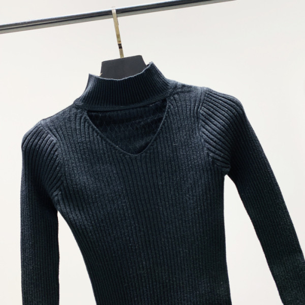 Pulover de damă modern cu guler înalt și părți decupate