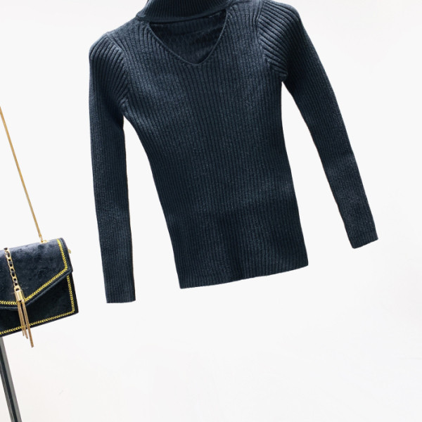 Pulover de damă modern cu guler înalt și părți decupate