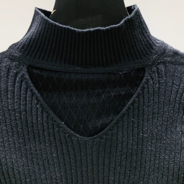 Pulover de damă modern cu guler înalt și părți decupate