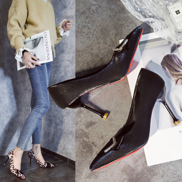 Стилни дамски обувки заострен модел с животински десен 