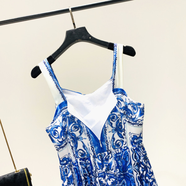 Rochie moderna de dama cu nasturi si bretele subtiri