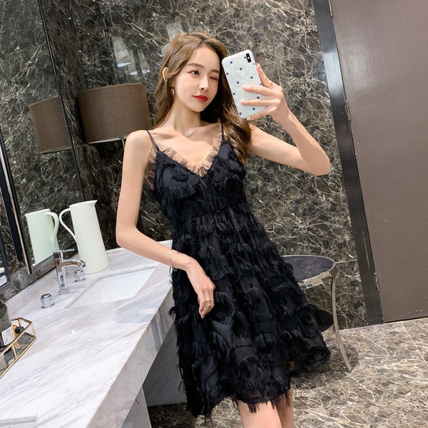 Rochie elegantă de damă, cu ciucuri și decolteu spitz