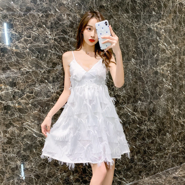 Rochie elegantă de damă, cu ciucuri și decolteu spitz