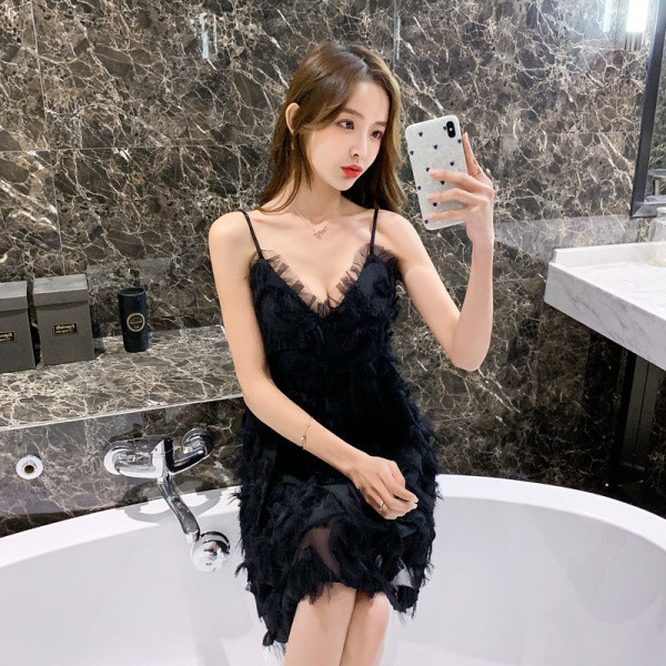 Rochie elegantă de damă, cu ciucuri și decolteu spitz