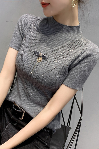 Bluză de damă mulata, cu mâneci scurte și guler pe jumătate înalt