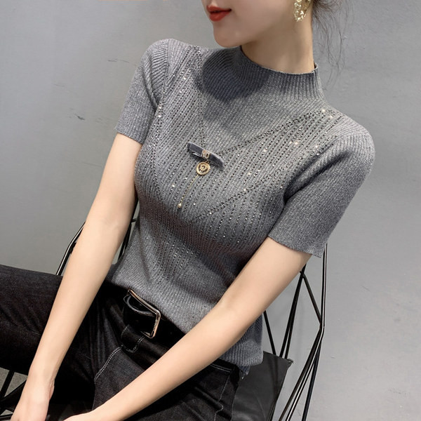 Bluză de damă mulata, cu mâneci scurte și guler pe jumătate înalt