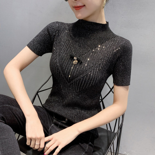 Bluză de damă mulata, cu mâneci scurte și guler pe jumătate înalt