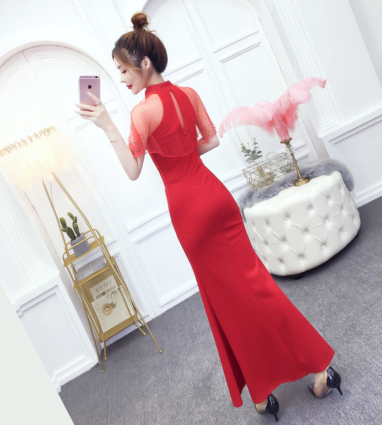 Rochie lungă de damă cu fante și mâneci din tul