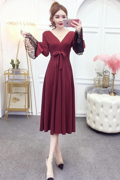 Модерна дамска рокля с дантела и шпиц деколте