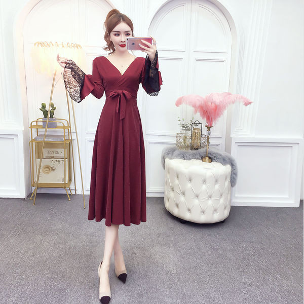 Модерна дамска рокля с дантела и шпиц деколте