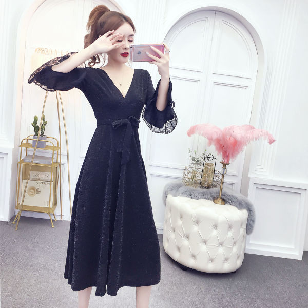 Модерна дамска рокля с дантела и шпиц деколте