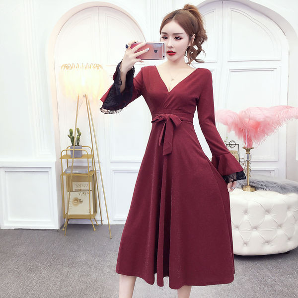 Модерна дамска рокля с дантела и шпиц деколте