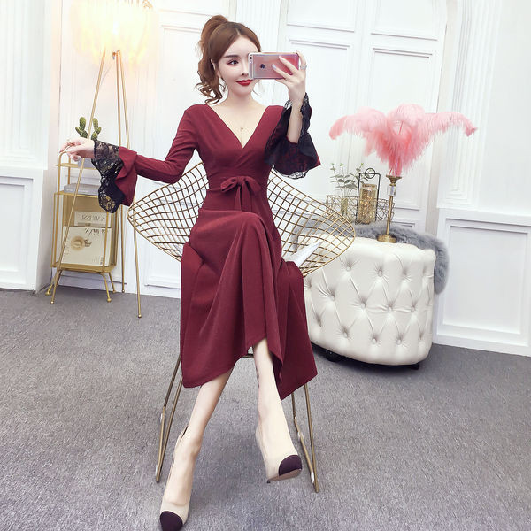 Модерна дамска рокля с дантела и шпиц деколте