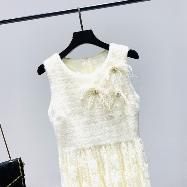 Модерна дамска рокля с дантела и презрамки