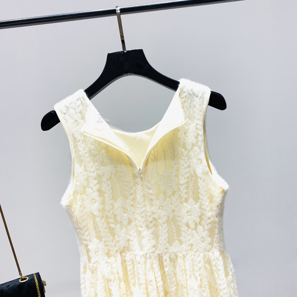 Модерна дамска рокля с дантела и презрамки