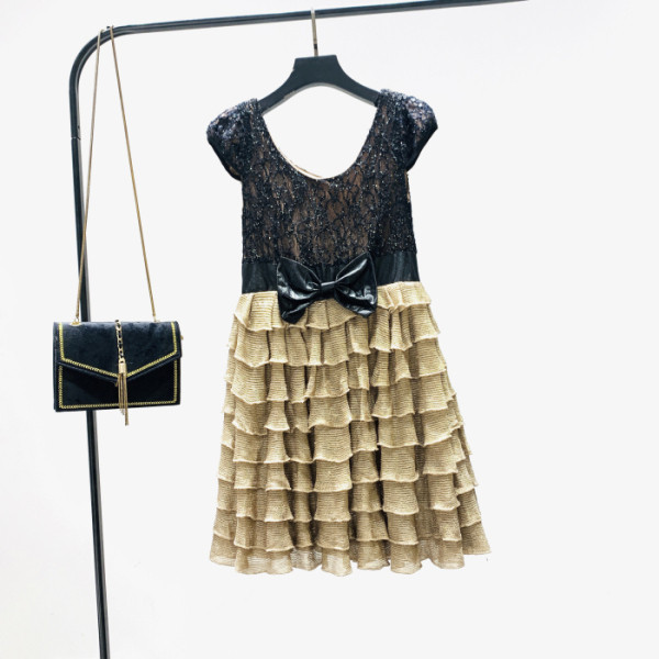 Модерна дамска рокля с панделка и обло деколте