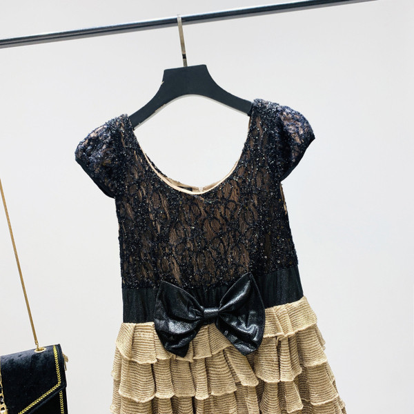 Модерна дамска рокля с панделка и обло деколте