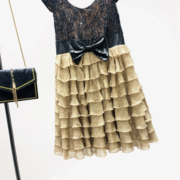 Модерна дамска рокля с панделка и обло деколте