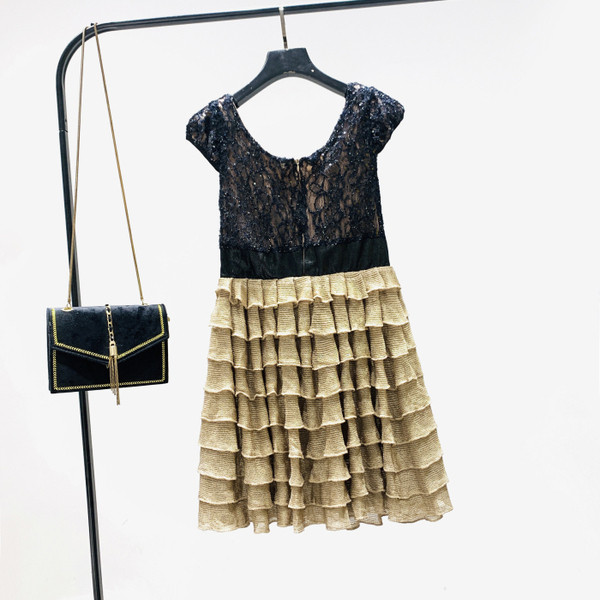 Модерна дамска рокля с панделка и обло деколте