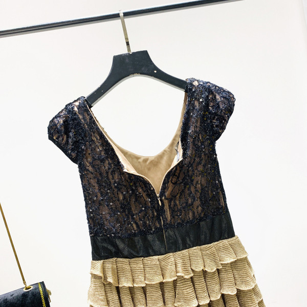 Модерна дамска рокля с панделка и обло деколте