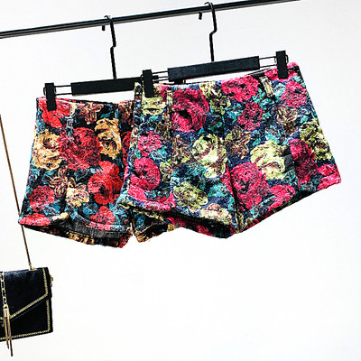 Цветни къси дамски панталони с флорален десен