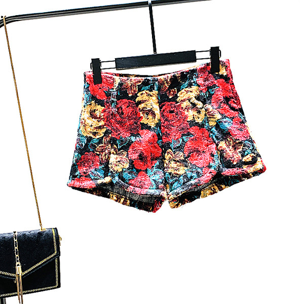 Цветни къси дамски панталони с флорален десен