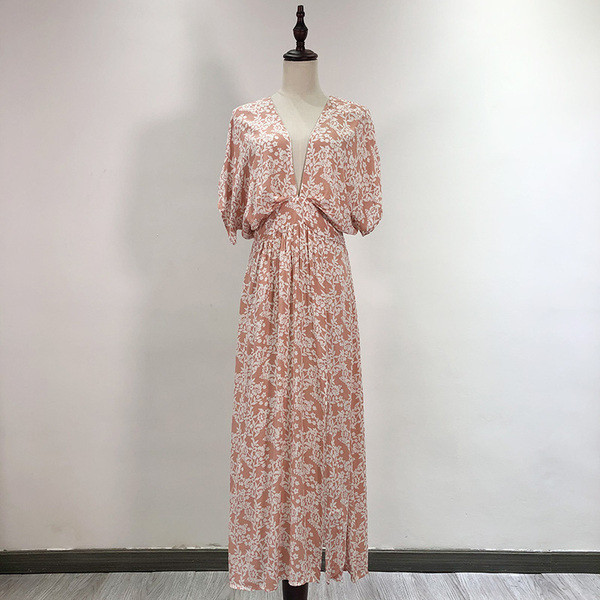 Model de croi rochie de vara cu decolteu adanc potrivit pentru plaja