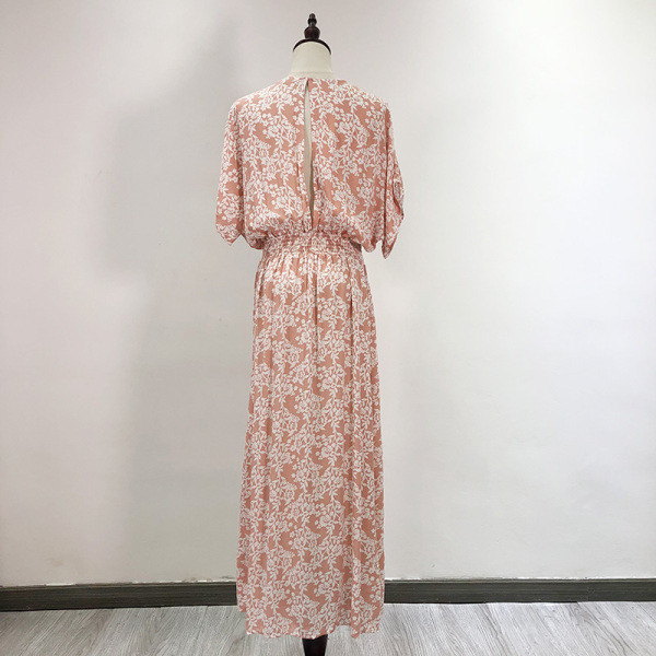 Model de croi rochie de vara cu decolteu adanc potrivit pentru plaja