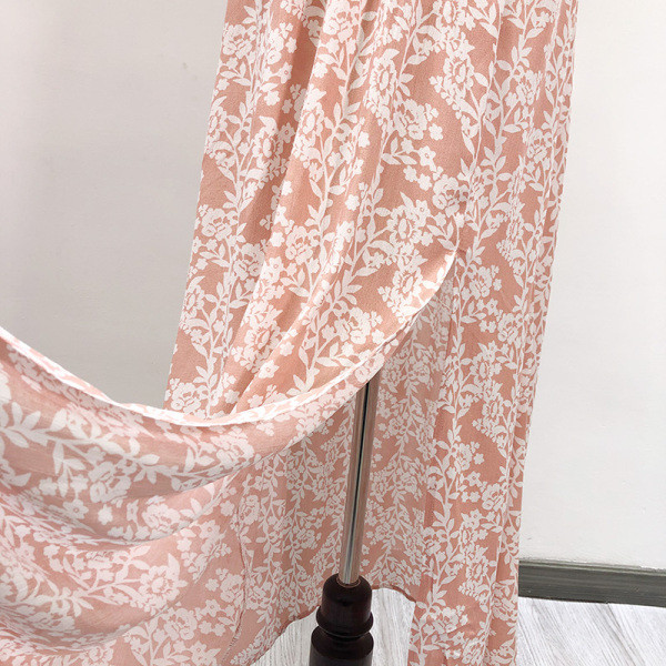 Model de croi rochie de vara cu decolteu adanc potrivit pentru plaja