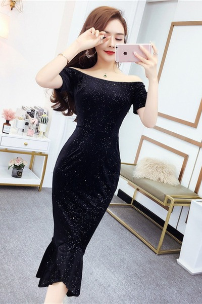 Дълга дамска рокля с лъскав ефект и лодка деколте