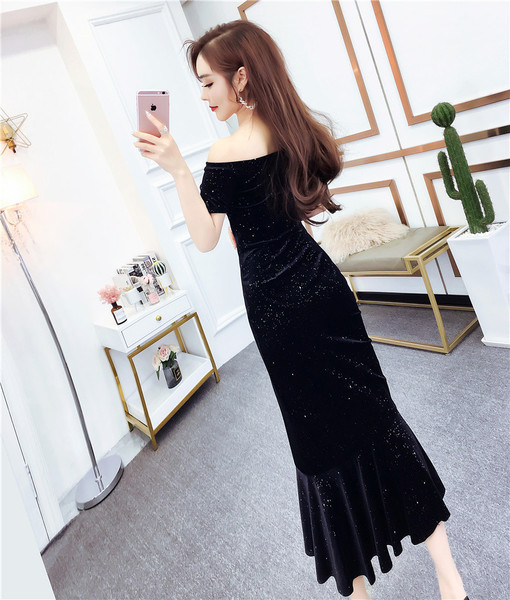 Дълга дамска рокля с лъскав ефект и лодка деколте