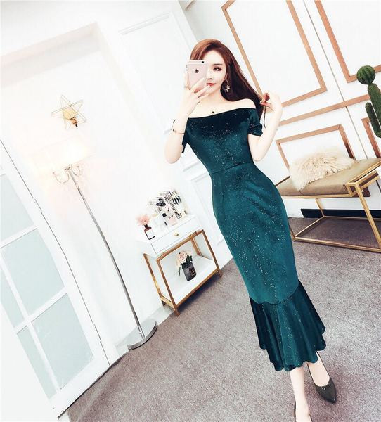 Дълга дамска рокля с лъскав ефект и лодка деколте