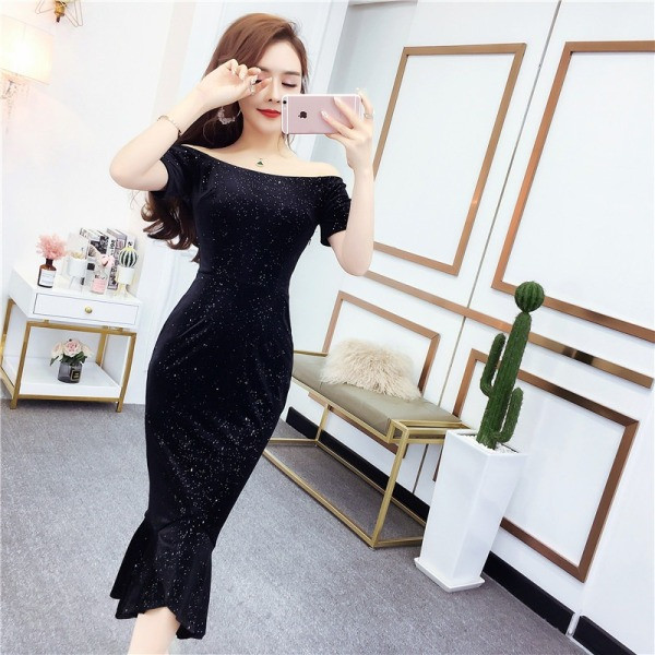 Дълга дамска рокля с лъскав ефект и лодка деколте