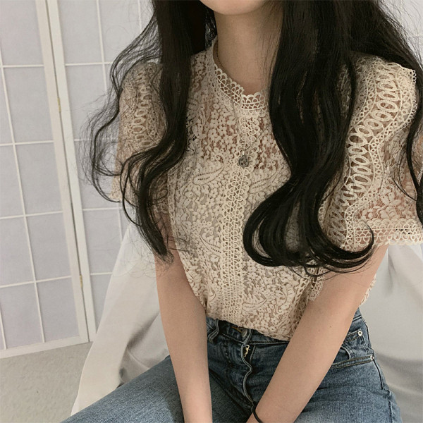 Tricou elegant de dama din dantela cu decolteu oval si maneci scurte