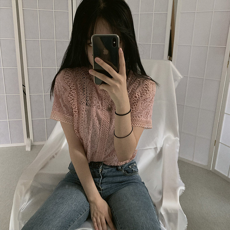 Tricou elegant de dama din dantela cu decolteu oval si maneci scurte