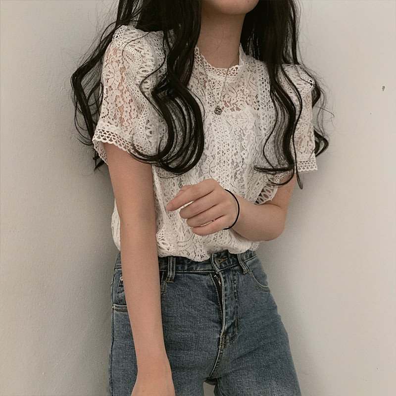 Tricou elegant de dama din dantela cu decolteu oval si maneci scurte