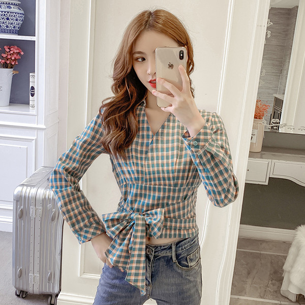 Cămașă de damă în carouri cu decolteu spitz și panglică