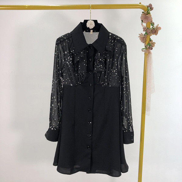 Rochie scurtă cu mâneci negre și tul