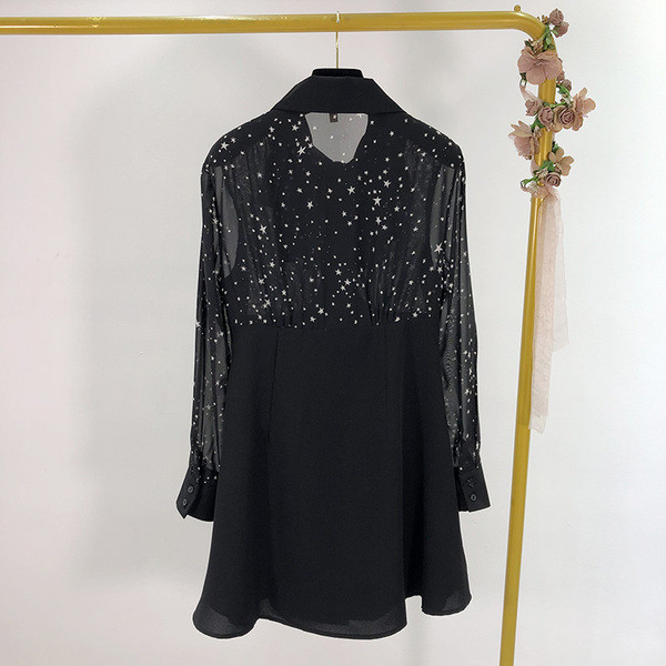 Rochie scurtă cu mâneci negre și tul