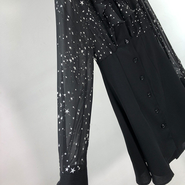 Rochie scurtă cu mâneci negre și tul