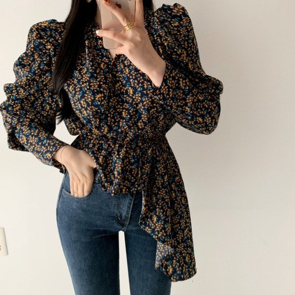 Bluză de damă asimetrică cu decolteu în V și model floral