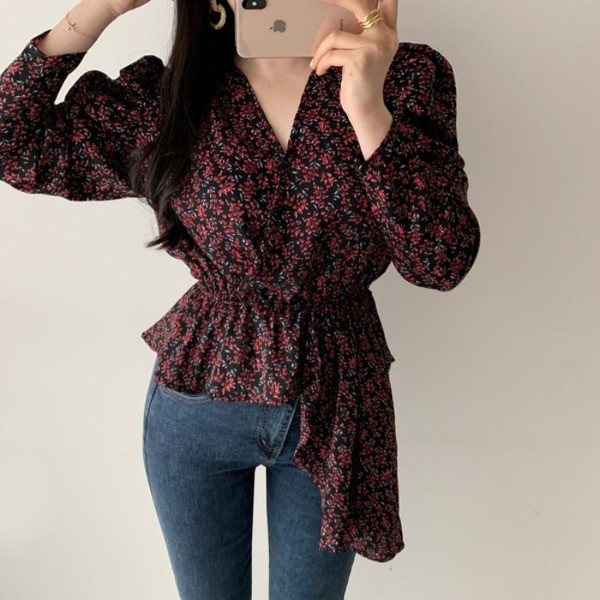 Bluză de damă asimetrică cu decolteu în V și model floral