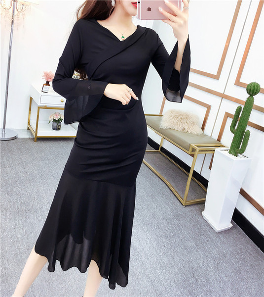 Дамска черна рокля с дълъг ръкав и V-образно деколте