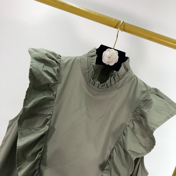 Bluză de damă cu bucle și guler semi-înalt