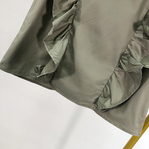 Bluză de damă cu bucle și guler semi-înalt