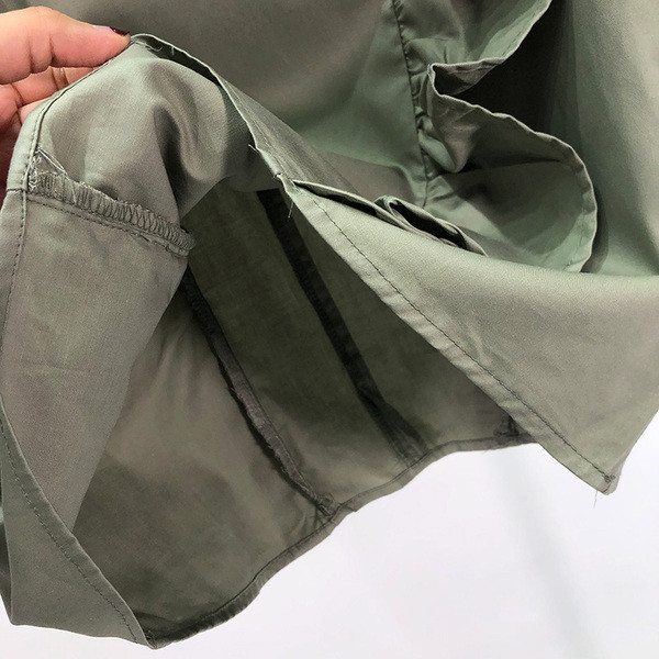 Bluză de damă cu bucle și guler semi-înalt