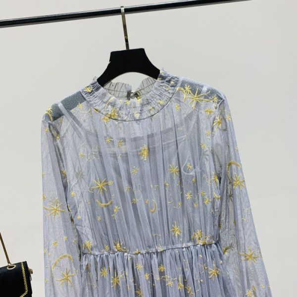 Нов модел дамска рокля с бродерия и овално деколте