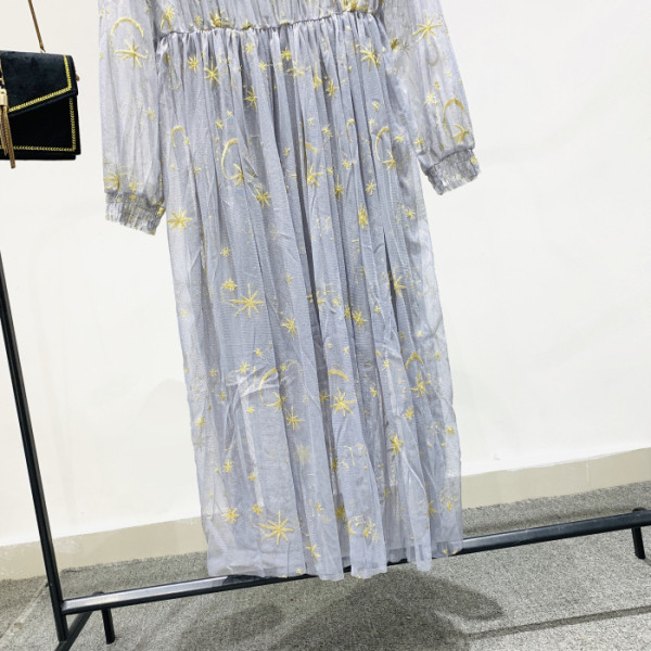 Нов модел дамска рокля с бродерия и овално деколте